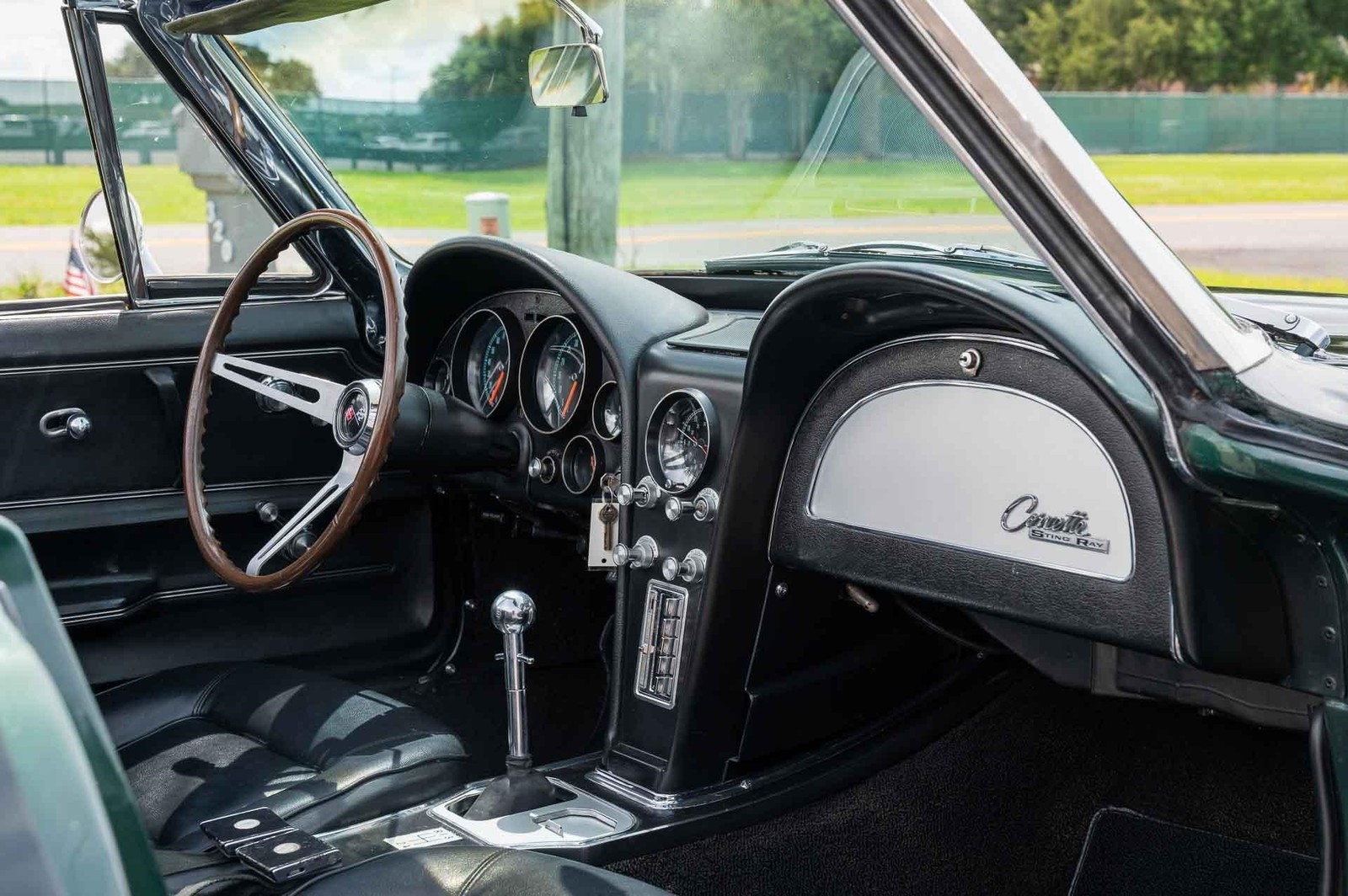 Chevrolet-Corvette-1965-2-Door-11