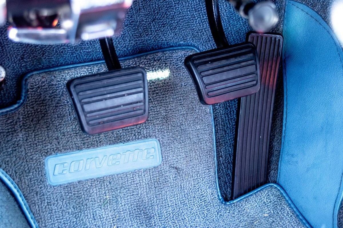 Chevrolet-Corvette-1965-Convertible-19