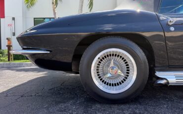 Chevrolet-Corvette-1965-Convertible-2