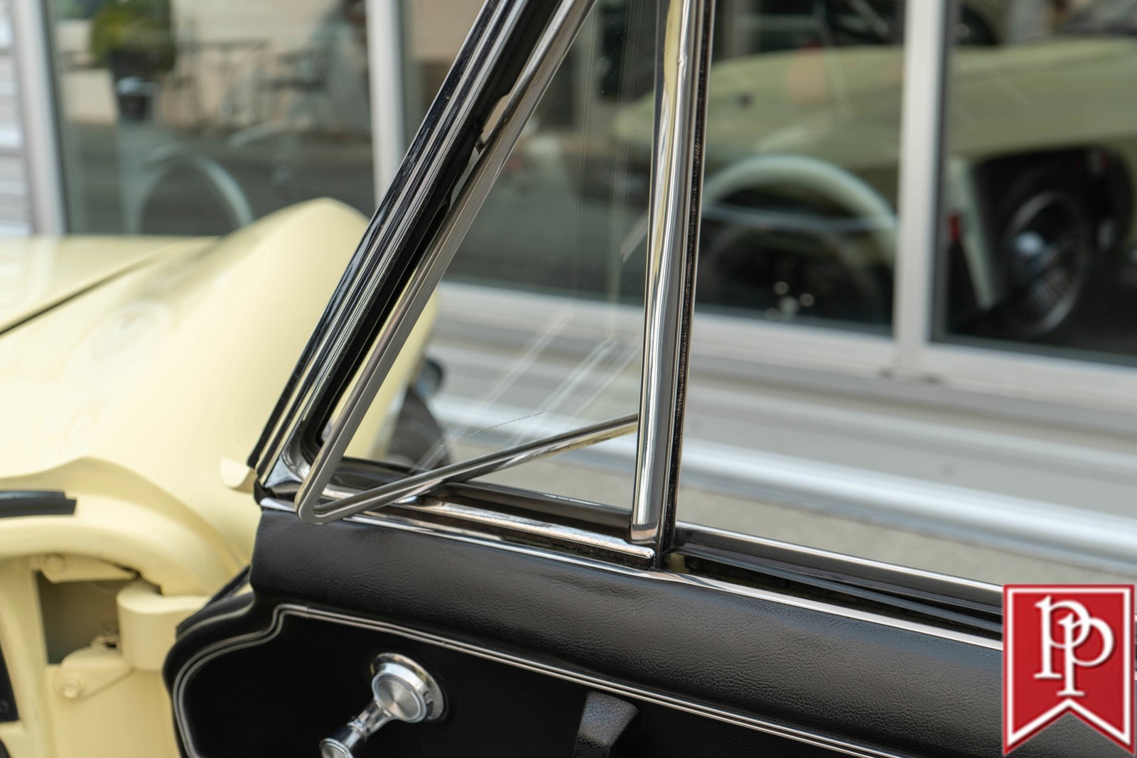 Chevrolet-Corvette-1965-Convertible-27