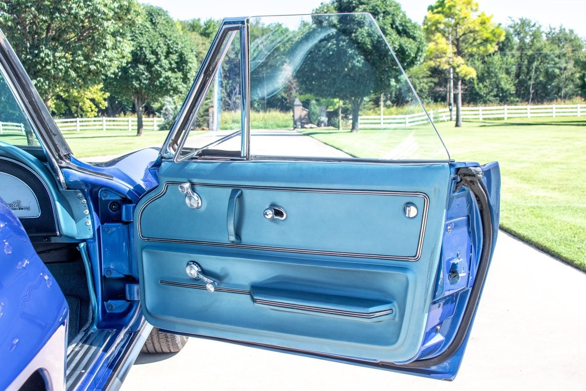 Chevrolet-Corvette-1965-Convertible-28