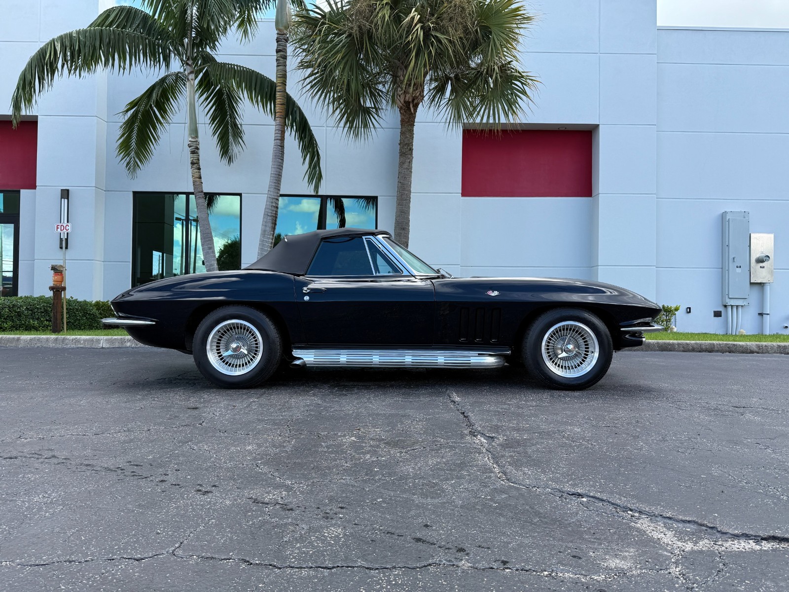 Chevrolet-Corvette-1965-Convertible-3