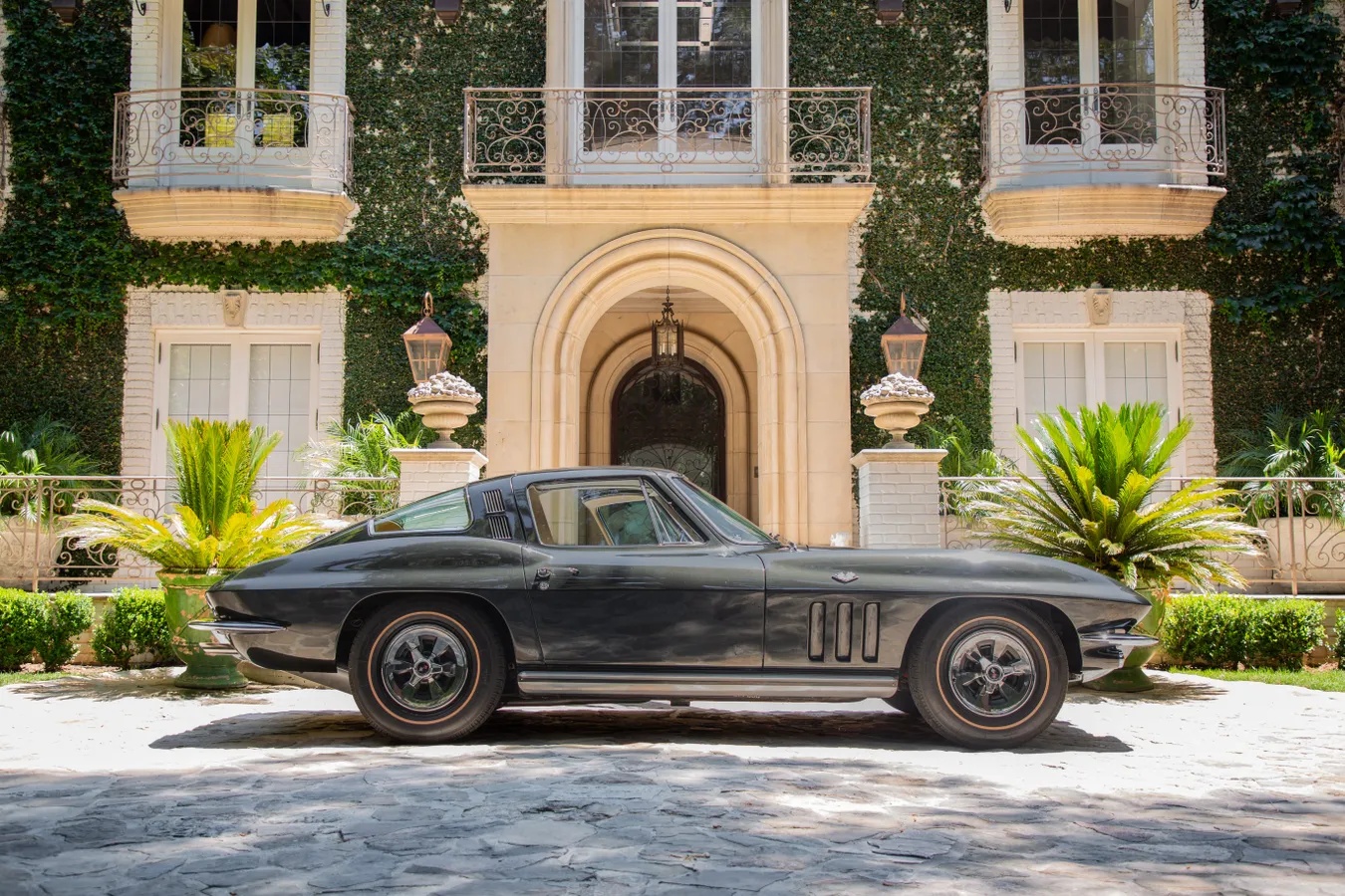 Chevrolet-Corvette-1965-Glen-Green-Saddle-16