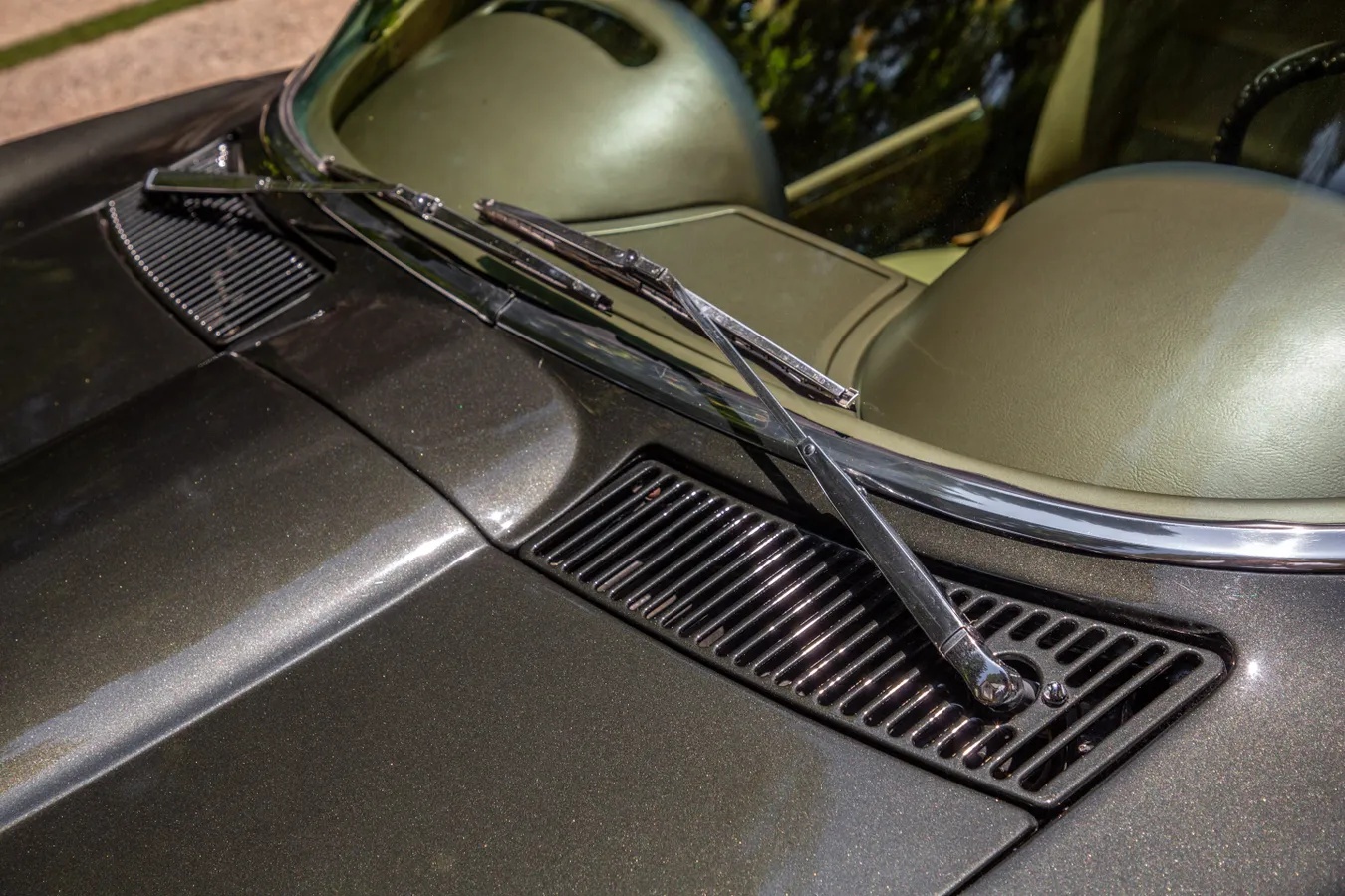 Chevrolet-Corvette-1965-Glen-Green-Saddle-3