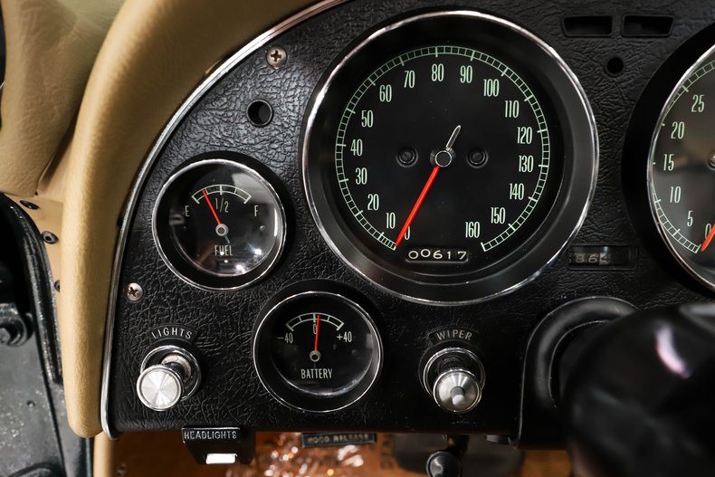 Chevrolet-Corvette-1965-Glen-Green-Tan-1