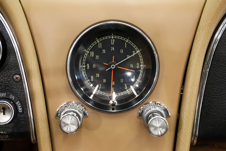 Chevrolet-Corvette-1965-Glen-Green-Tan-24