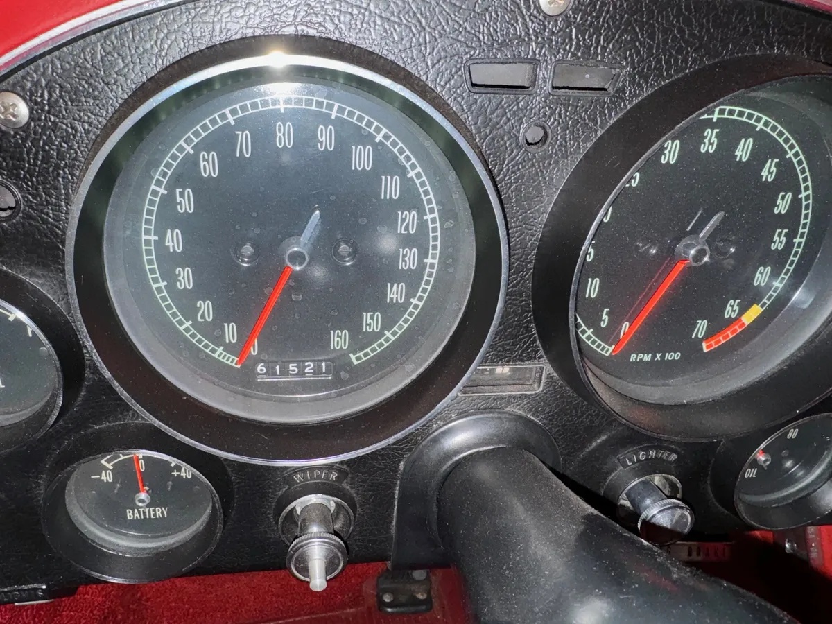 Chevrolet-Corvette-1965-White-Red-17