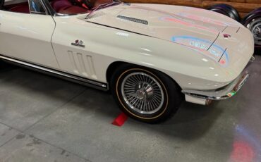 Chevrolet-Corvette-1965-White-Red-2