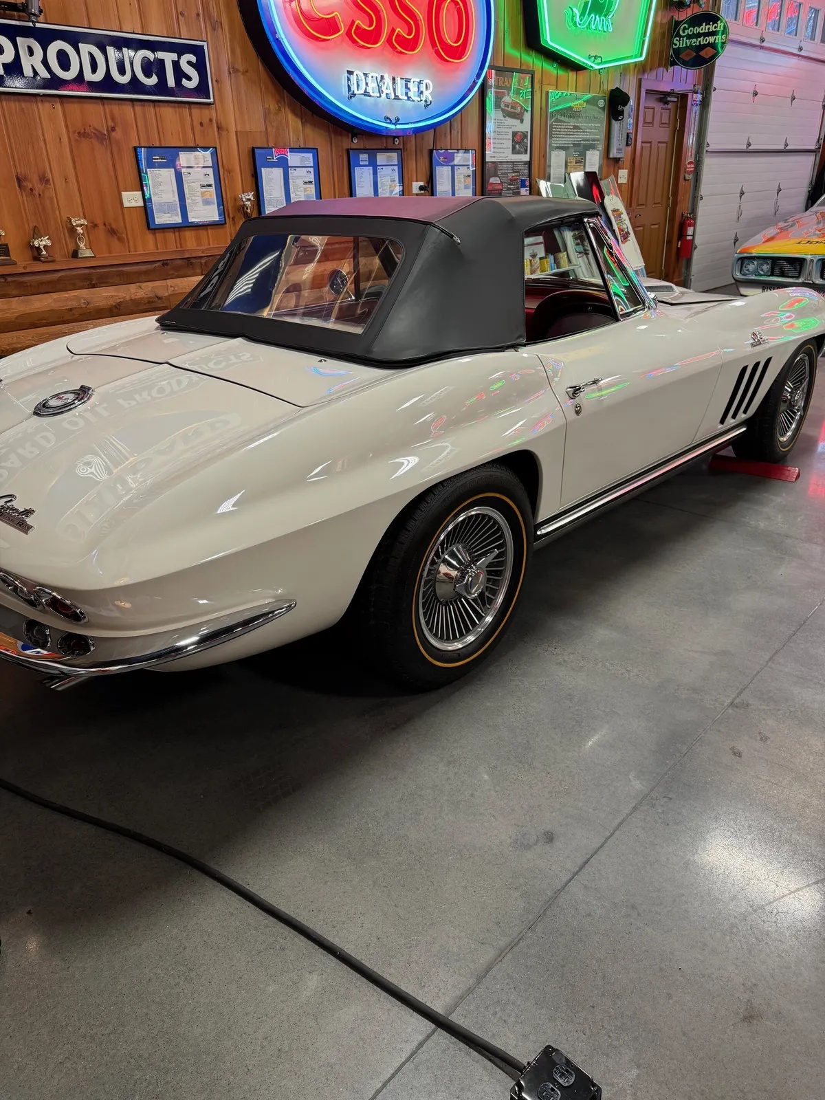 Chevrolet-Corvette-1965-White-Red-3