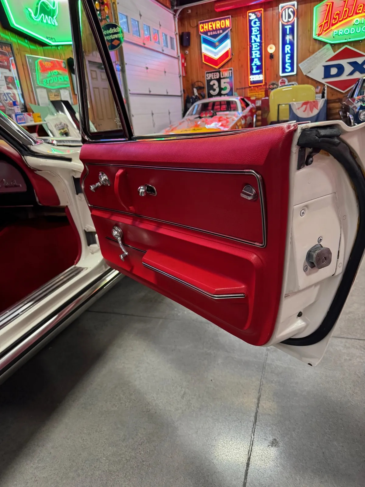 Chevrolet-Corvette-1965-White-Red-6