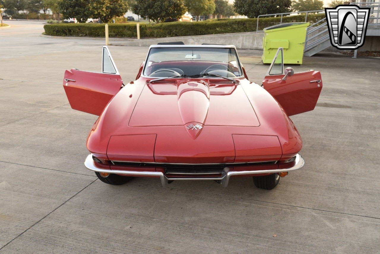 Chevrolet-Corvette-1965-convertible-37