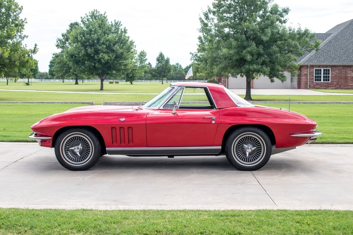 Chevrolet-Corvette-1966-Convertible-1