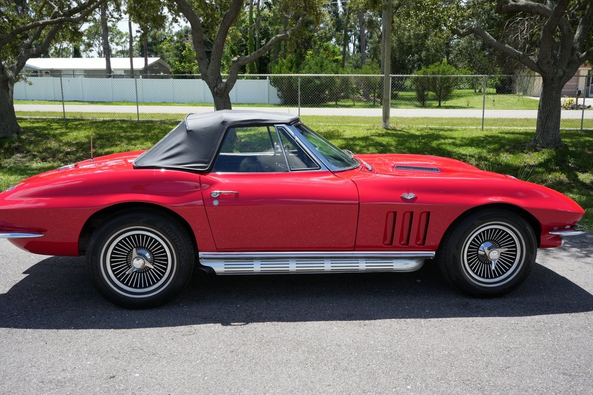 Chevrolet-Corvette-1966-Convertible-12