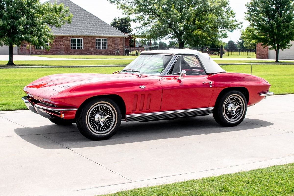 Chevrolet-Corvette-1966-Convertible-17