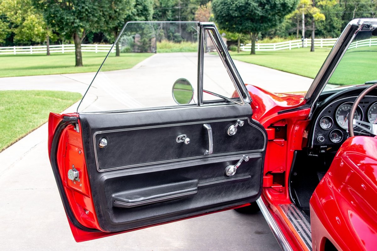 Chevrolet-Corvette-1966-Convertible-19