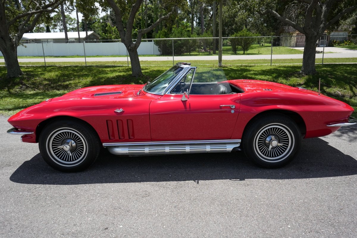 Chevrolet-Corvette-1966-Convertible-2