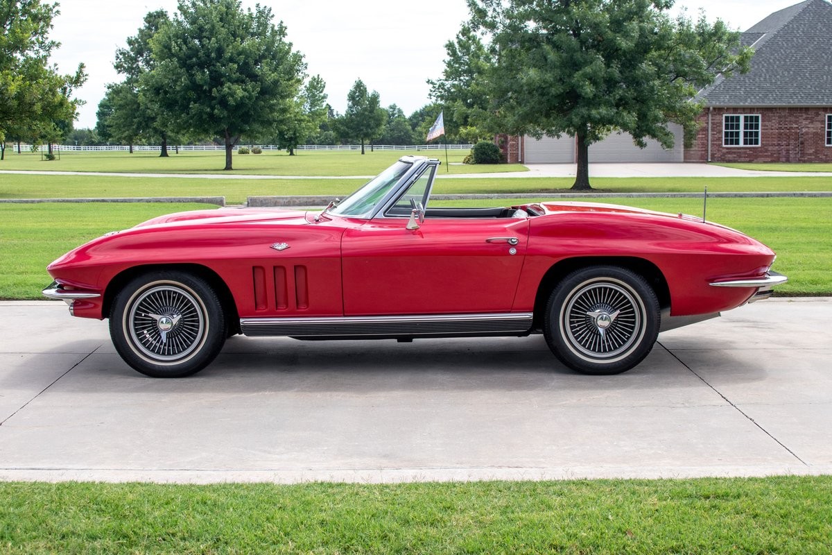 Chevrolet-Corvette-1966-Convertible-2