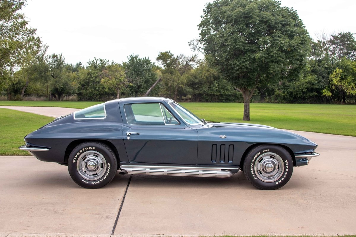 Chevrolet-Corvette-1966-Coupe-10