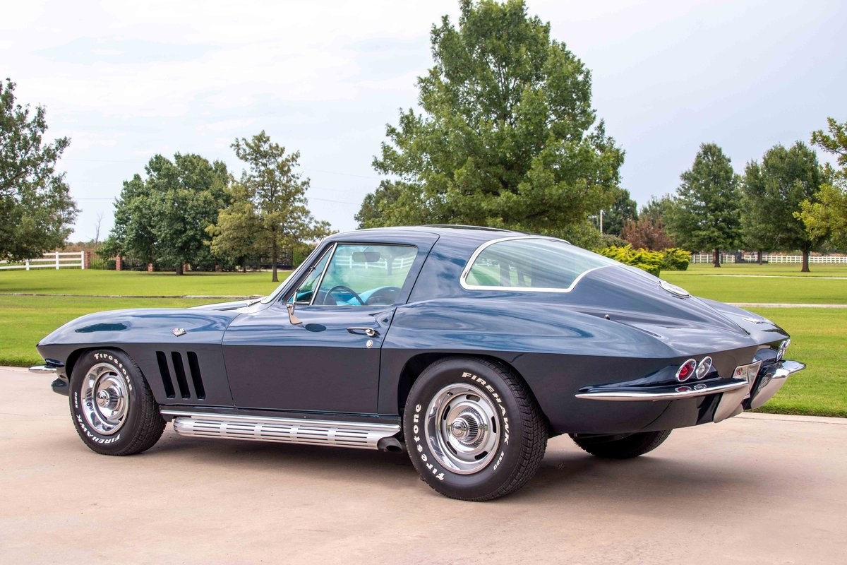 Chevrolet-Corvette-1966-Coupe-11