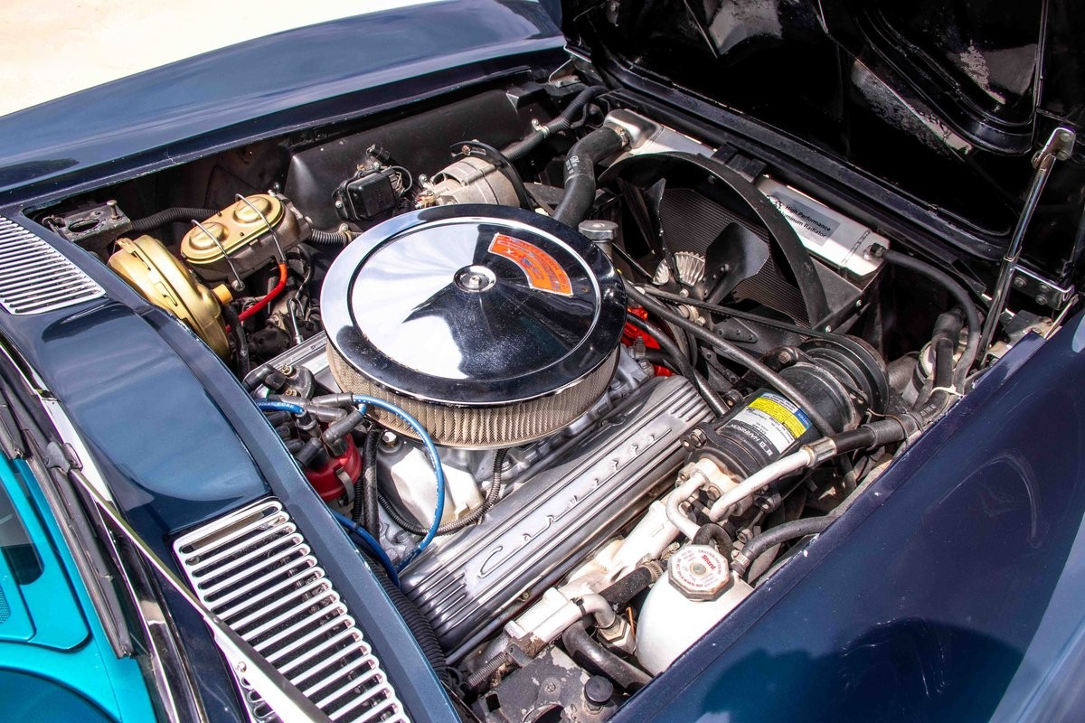 Chevrolet-Corvette-1966-Coupe-15