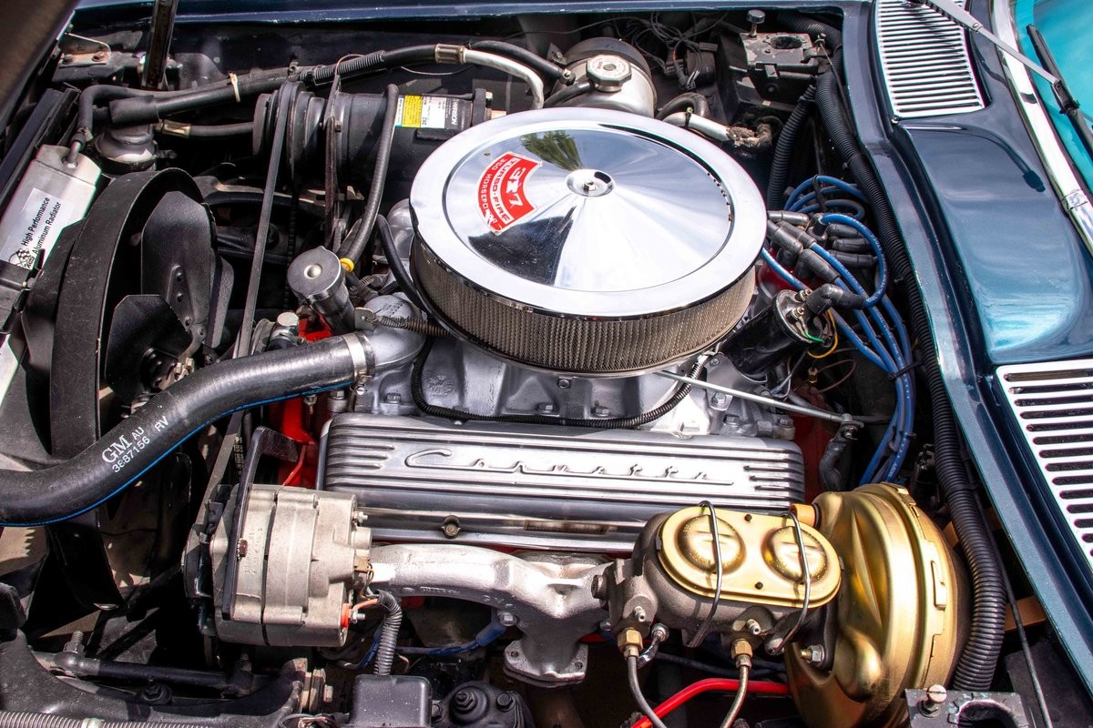 Chevrolet-Corvette-1966-Coupe-16