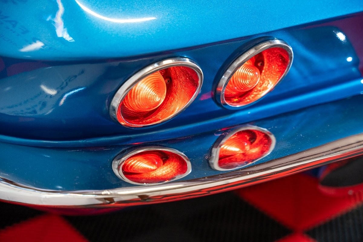 Chevrolet-Corvette-1966-Coupe-16