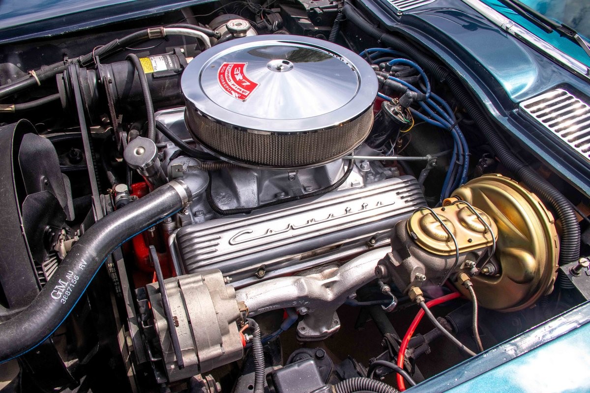 Chevrolet-Corvette-1966-Coupe-17