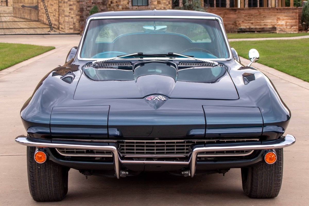 Chevrolet-Corvette-1966-Coupe-2