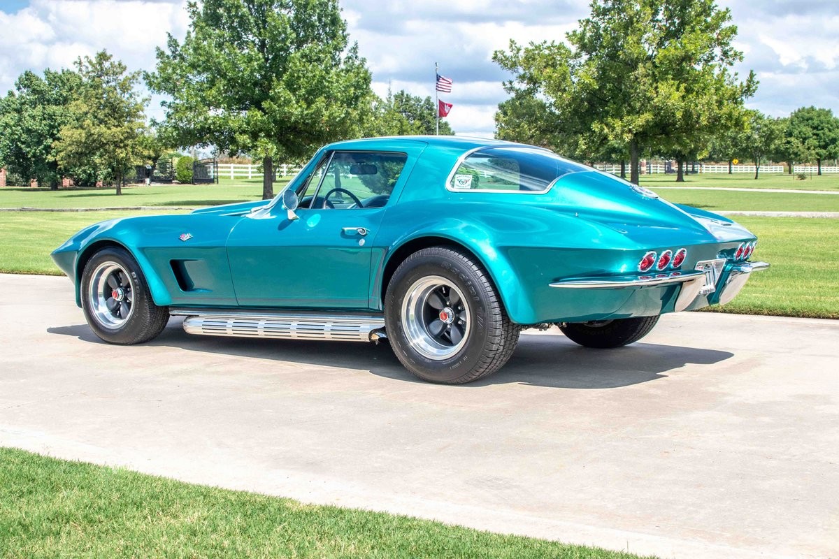 Chevrolet-Corvette-1966-Coupe-2