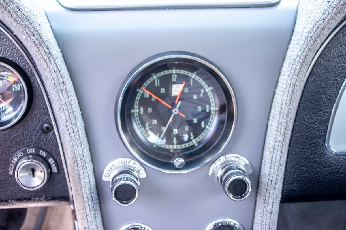 Chevrolet-Corvette-1966-Coupe-24