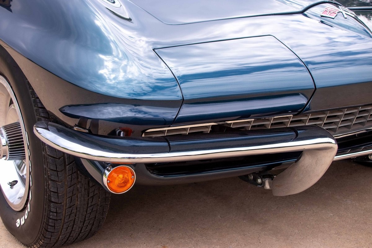 Chevrolet-Corvette-1966-Coupe-3