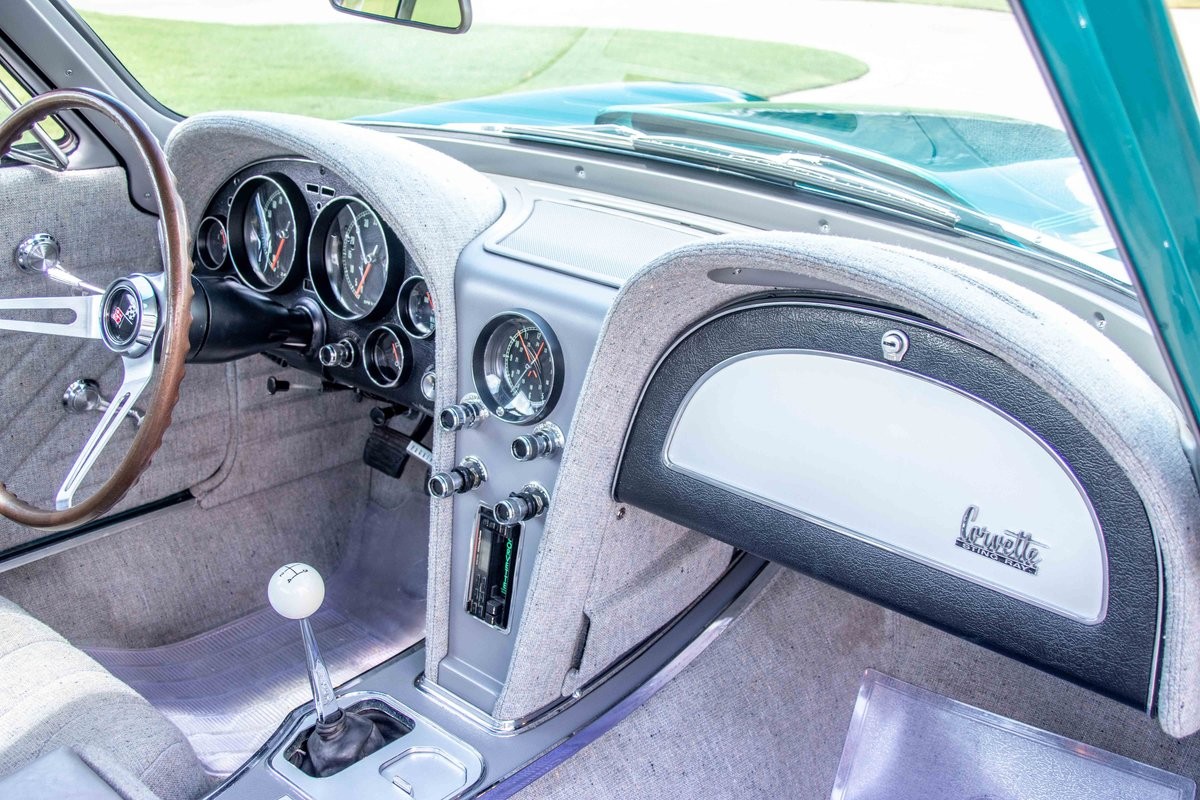 Chevrolet-Corvette-1966-Coupe-32