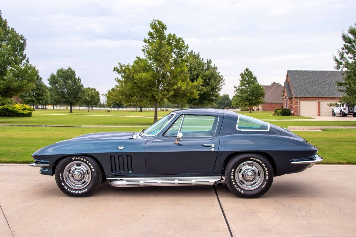 Chevrolet-Corvette-1966-Coupe-5
