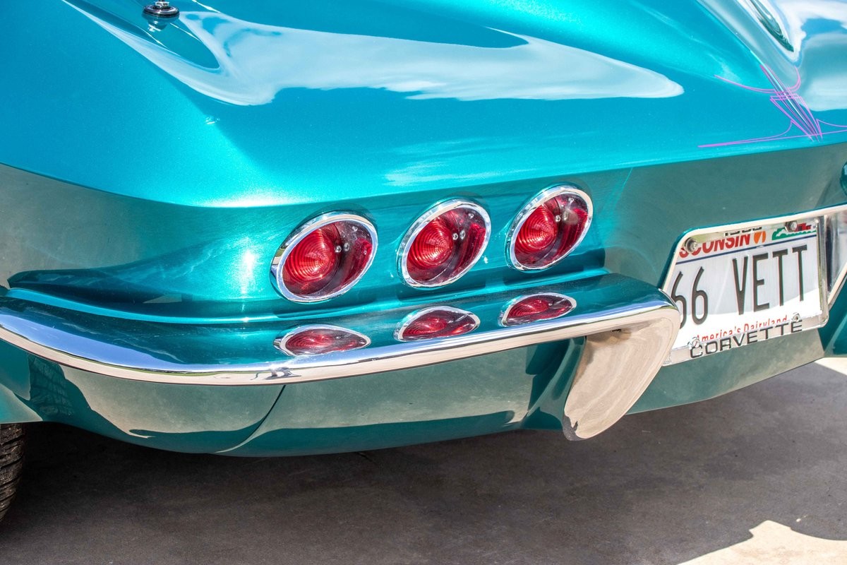 Chevrolet-Corvette-1966-Coupe-6
