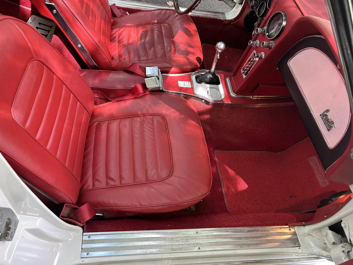 Chevrolet-Corvette-1966-White-Red-2
