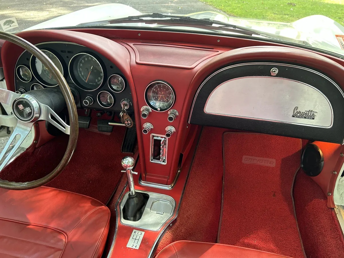 Chevrolet-Corvette-1966-White-Red-4