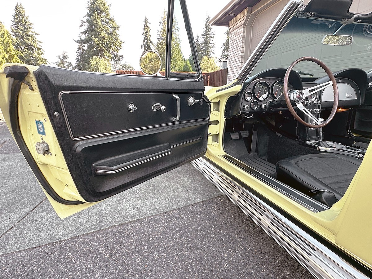 Chevrolet-Corvette-1967-Convertible-25