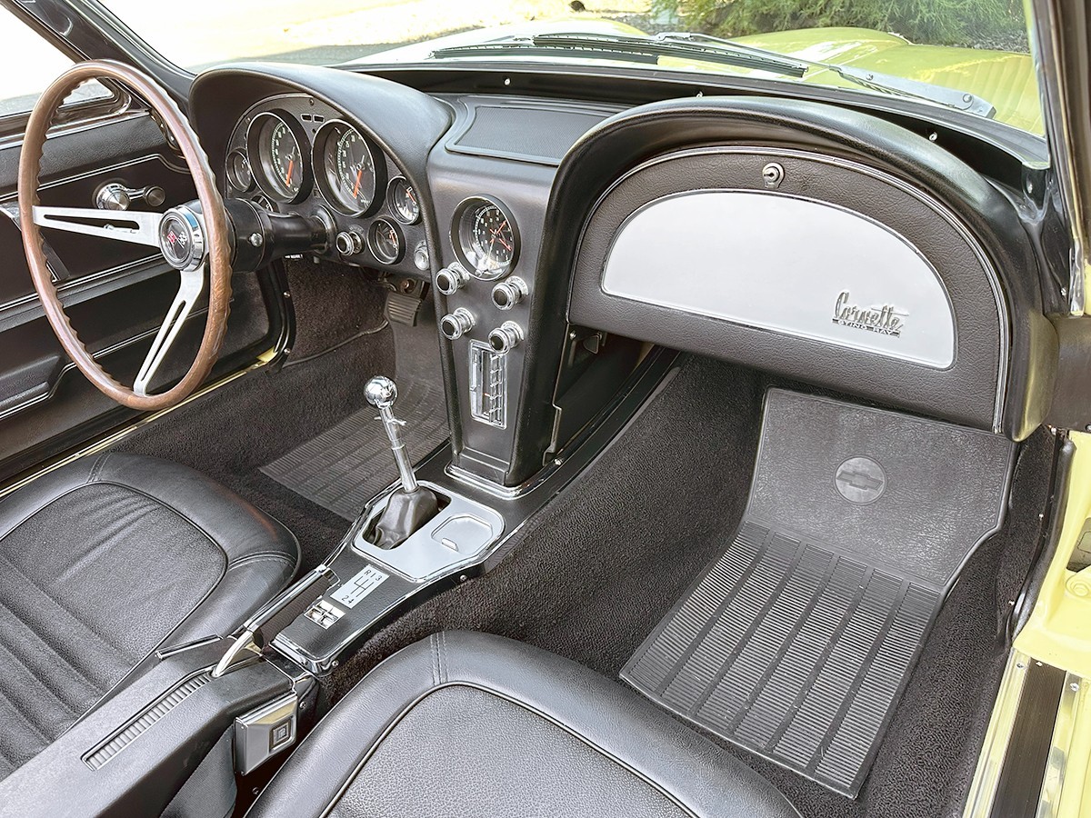 Chevrolet-Corvette-1967-Convertible-26