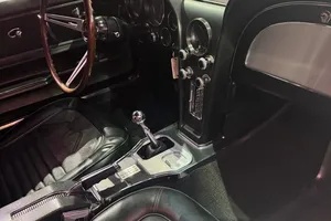 Chevrolet-Corvette-1967-Ermine-White-Dark-Green-1