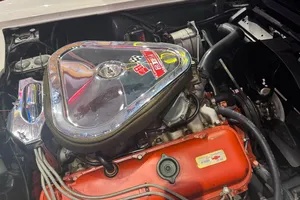 Chevrolet-Corvette-1967-Ermine-White-Dark-Green-2