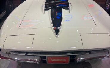 Chevrolet-Corvette-1967-Ermine-White-Dark-Green