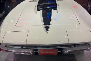 Chevrolet-Corvette-1967-Ermine-White-Dark-Green-4