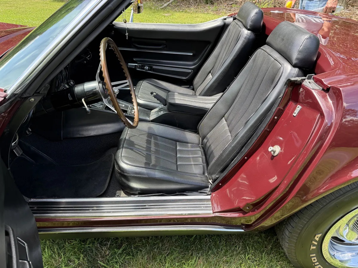 Chevrolet-Corvette-1968-Cordovan-Maroon-Black-15