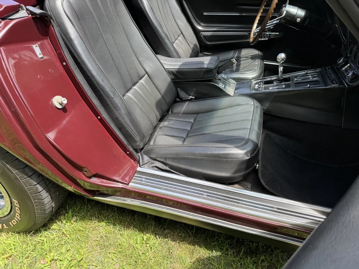 Chevrolet-Corvette-1968-Cordovan-Maroon-Black-17