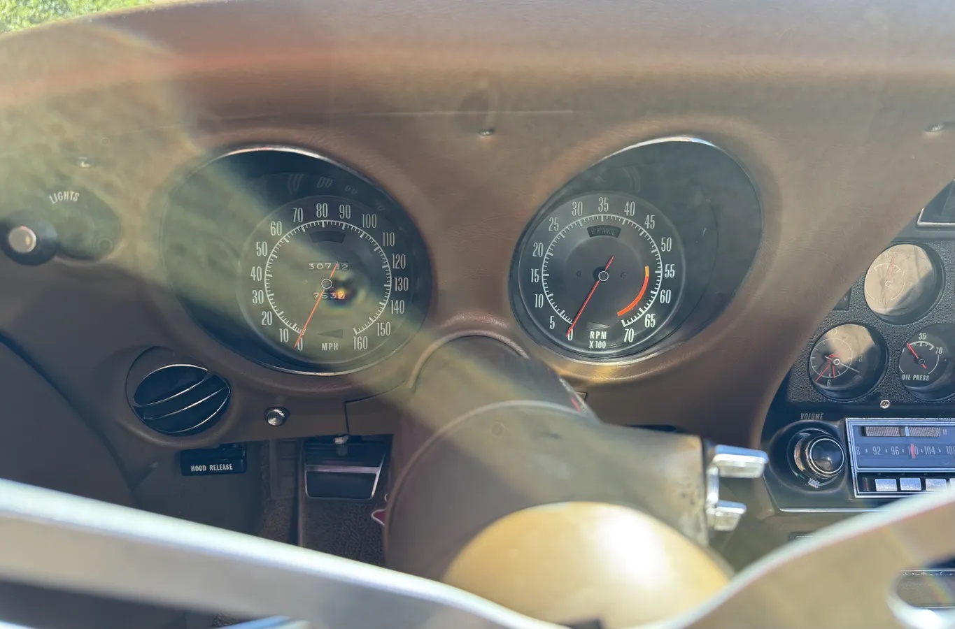 Chevrolet-Corvette-1969-Can-Am-White-Saddle-Beige-2