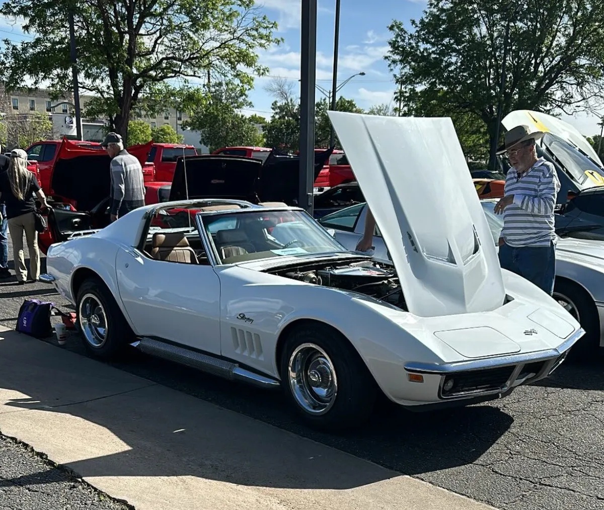 Chevrolet-Corvette-1969-Can-Am-White-Saddle-Beige