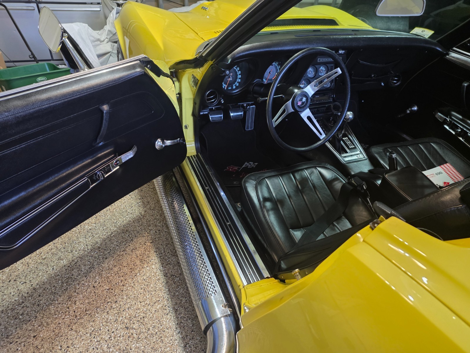 Chevrolet-Corvette-1969-Convertible-9