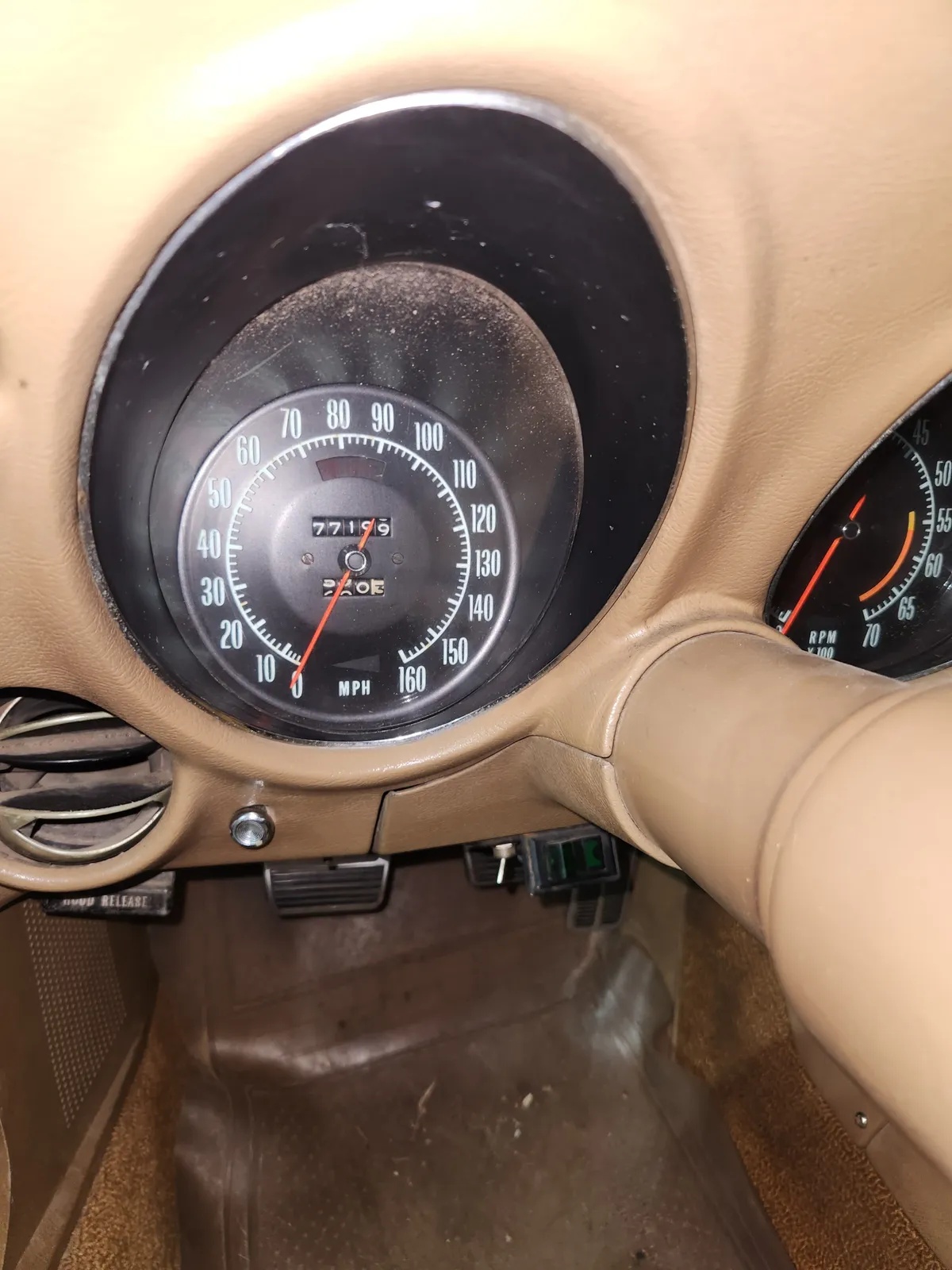 Chevrolet-Corvette-1969-Red-Tan-2