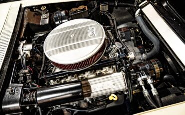Chevrolet-Corvette-1972-Classic-White-Tan-13