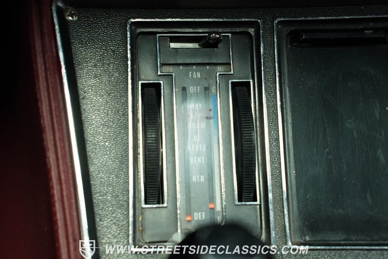 Chevrolet-Corvette-1973-Classic-White-Red-1